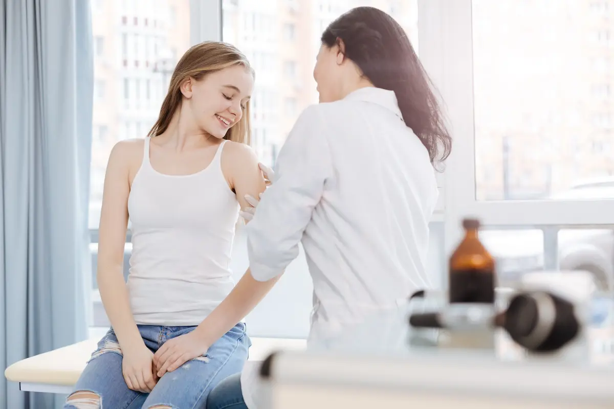 Ein Kind bei einer Hautuntersuchung in der Kinderdermatologie in München