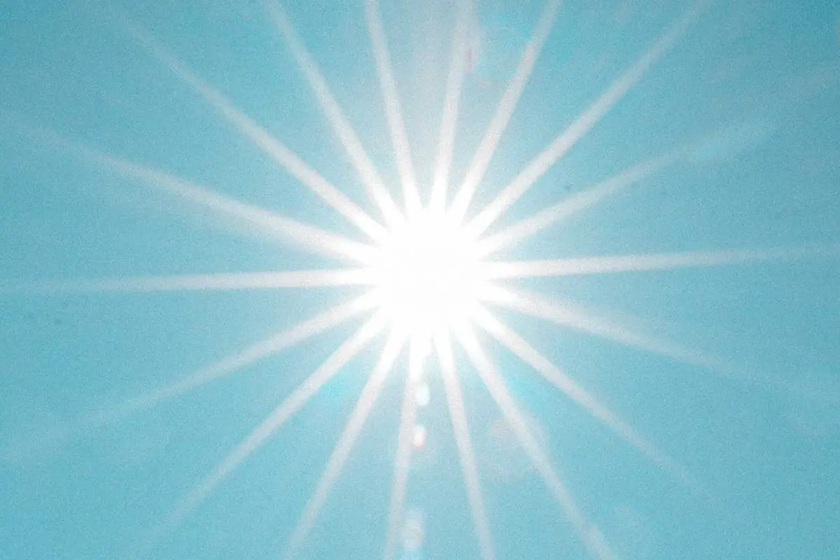 Sonne, die aktinische Keratose, eine Vorstufe des weissen Hautkrebses, verursachen kann