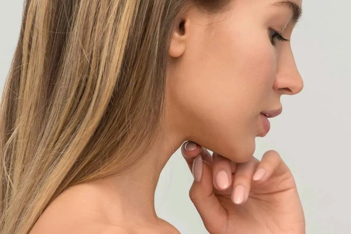 Doppelkinn kann man mit einer Fett-weg-Spritze behandeln