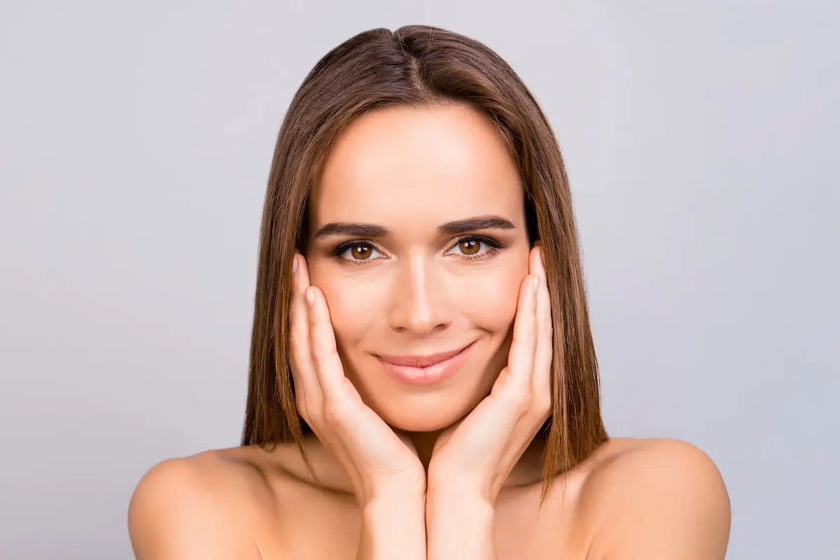 Ein Gesicht nach einer Muskelrelaxans Behandlung